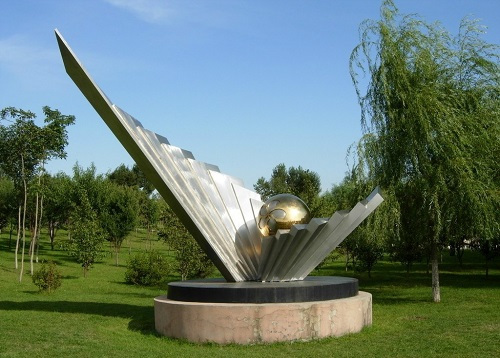 鄭州雕塑廠家分享不銹鋼雕塑具有的優點(圖1) http://www.whgps.cn/